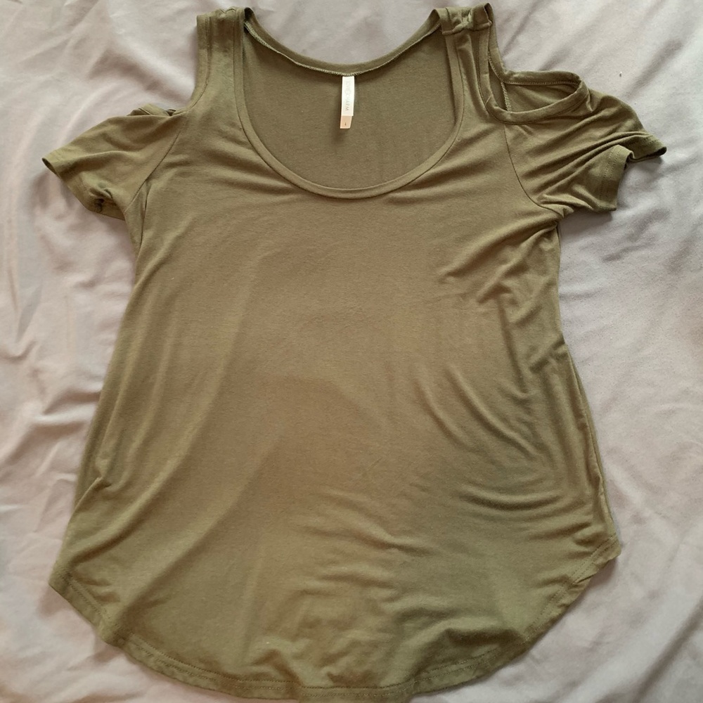 Shoulder cut out short sleeve top